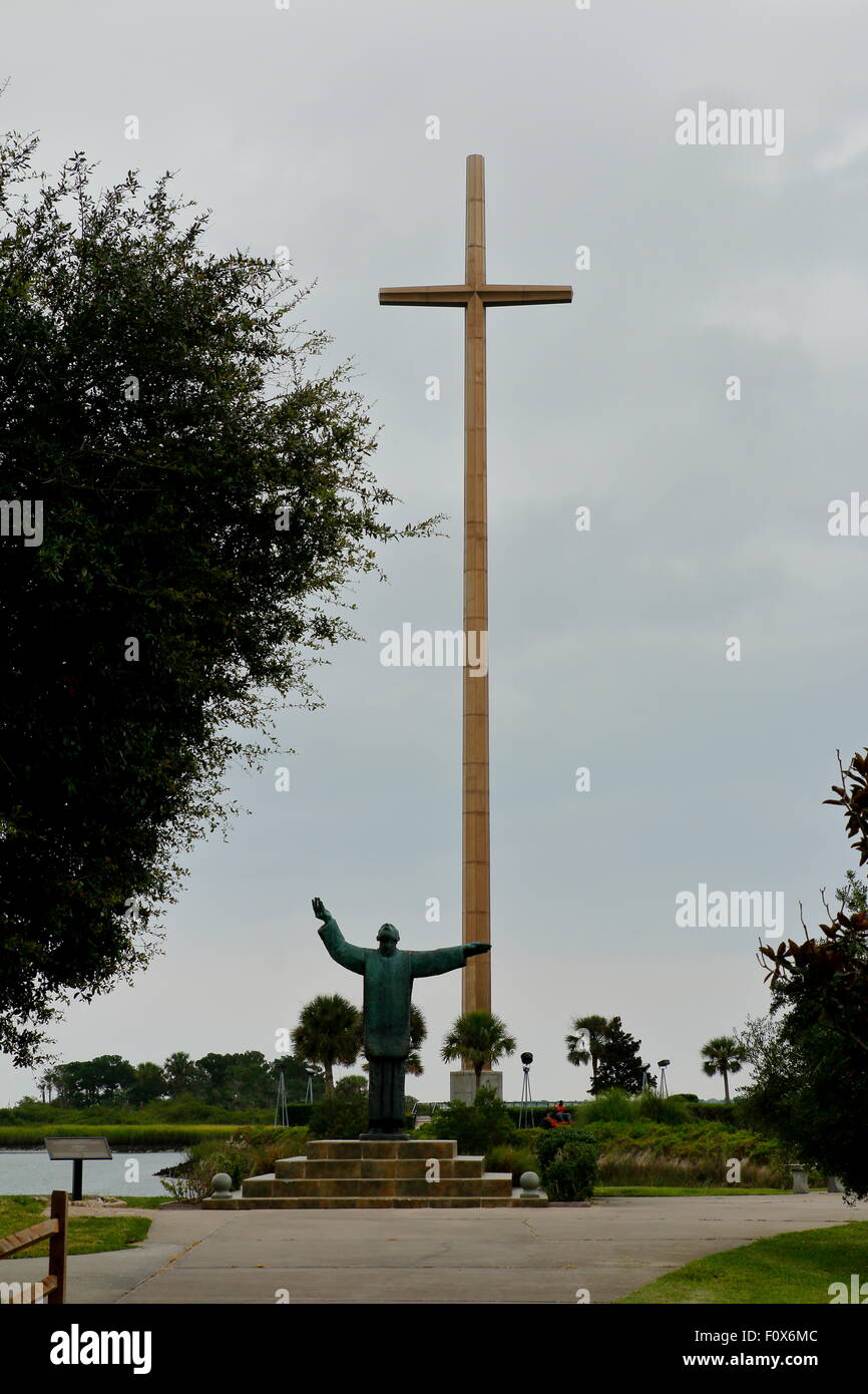 Statue de père lopez avec la grande croix à l'arrière-plan - mission de nombre de Dios - st. Augustine, FL Banque D'Images