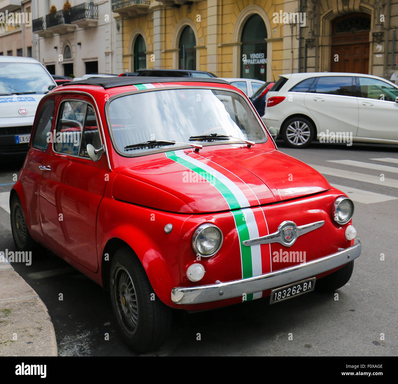 BARI, ITALIE - 16 mars 2015 : une version rouge de l'emblématique Fiat 500 avec le drapeau italien dans le centre de Bari, en Italie. Banque D'Images