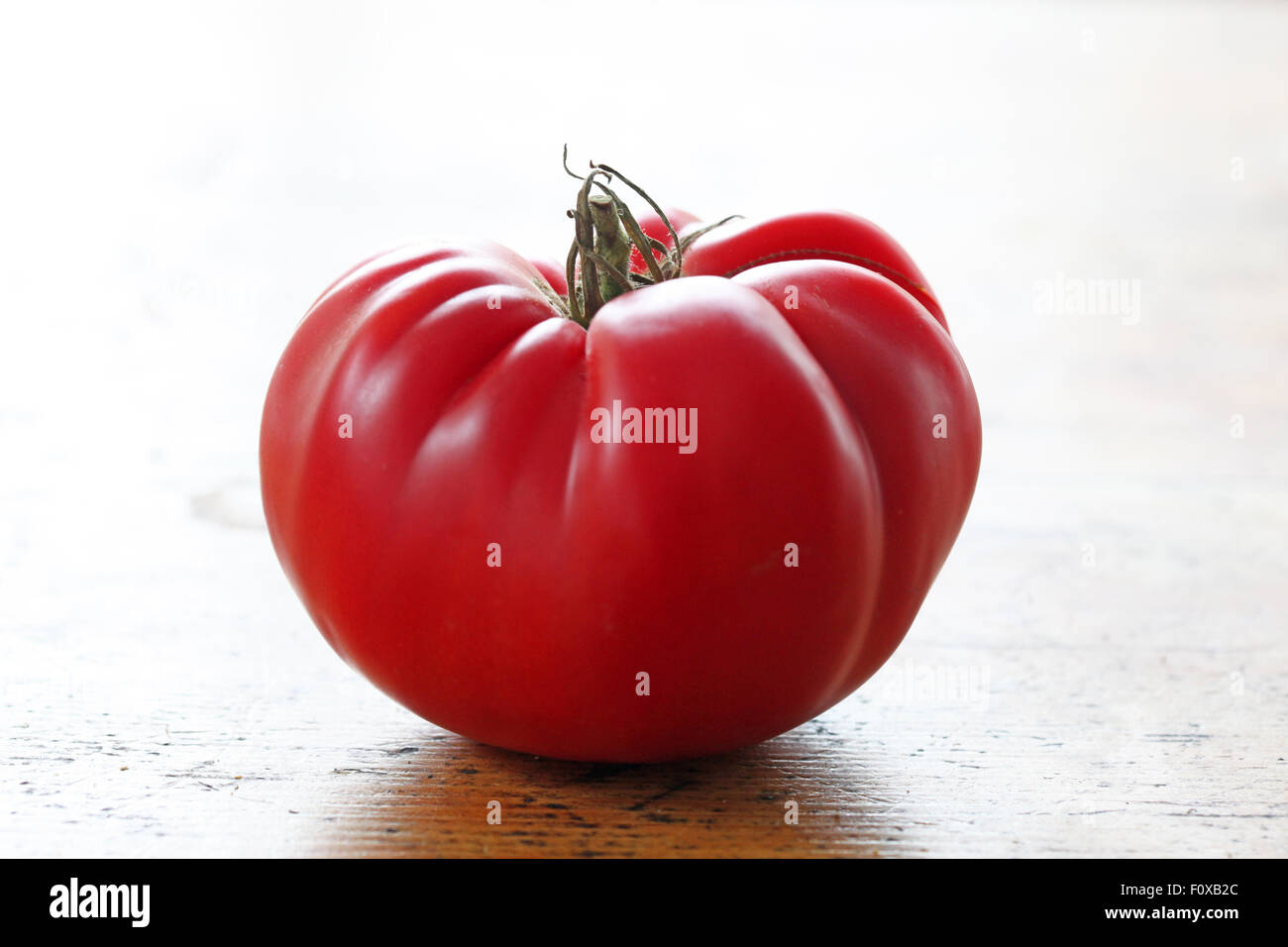 Big heirloom tomato on white Banque D'Images