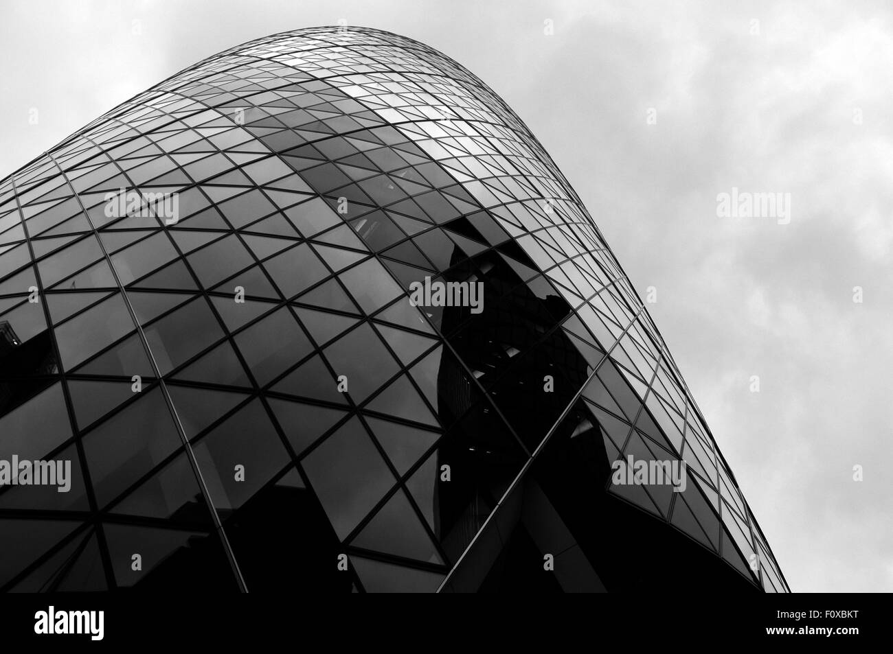 Gherkin building et réflexions à Londres, Royaume-Uni Banque D'Images