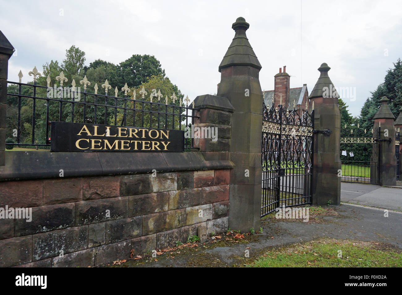 Liverpool, Royaume-Uni. Août 22, 2015. Fans afficher les tributs floraux pour Cilla Black, à Allerton Cemetery de Woolton, Liverpool le samedi soir, 28 août, 2015. Credit : Pak Hung Chan/Alamy Live News Banque D'Images