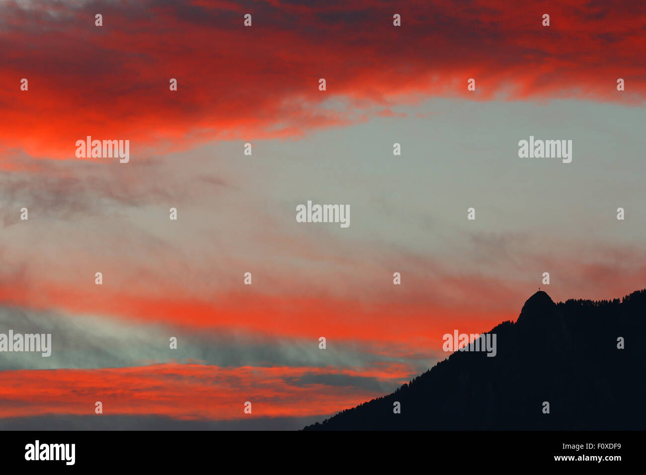 Ciel et nuages colorés dans les montagnes Banque D'Images