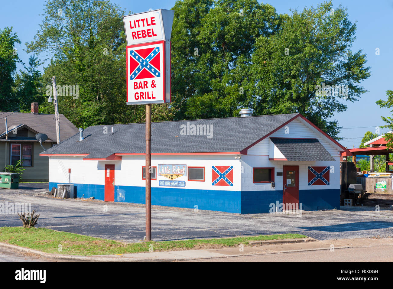 Le petit Rebel Bar & Grill à Jackson, Tennessee. Banque D'Images