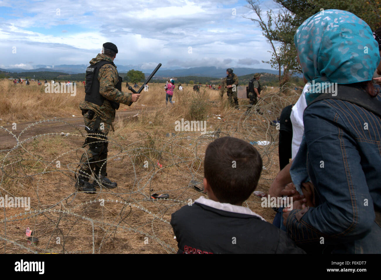 Idomeni, Grèce, 22 août 2015. Réfugiés en Grèce, près de l'Idomeni, ont forcé leur chemin dans frontière macédonienne comme la police a tiré des grenades assourdissantes et critiqué avec des matraques pour tenter de les arrêter. Des milliers sont encore du côté grec de la frontière, au milieu de la détérioration des conditions. Credit : Orhan Tsolak/Alamy Live News Banque D'Images