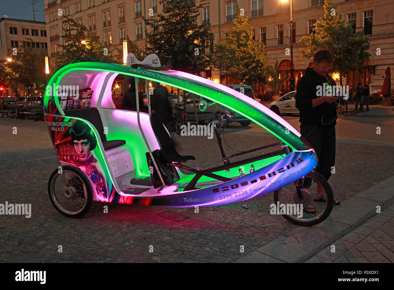 Berlin City cycle pédale éclairée Rickshaw / taxi, la nuit, Allemagne - feux allumés Banque D'Images