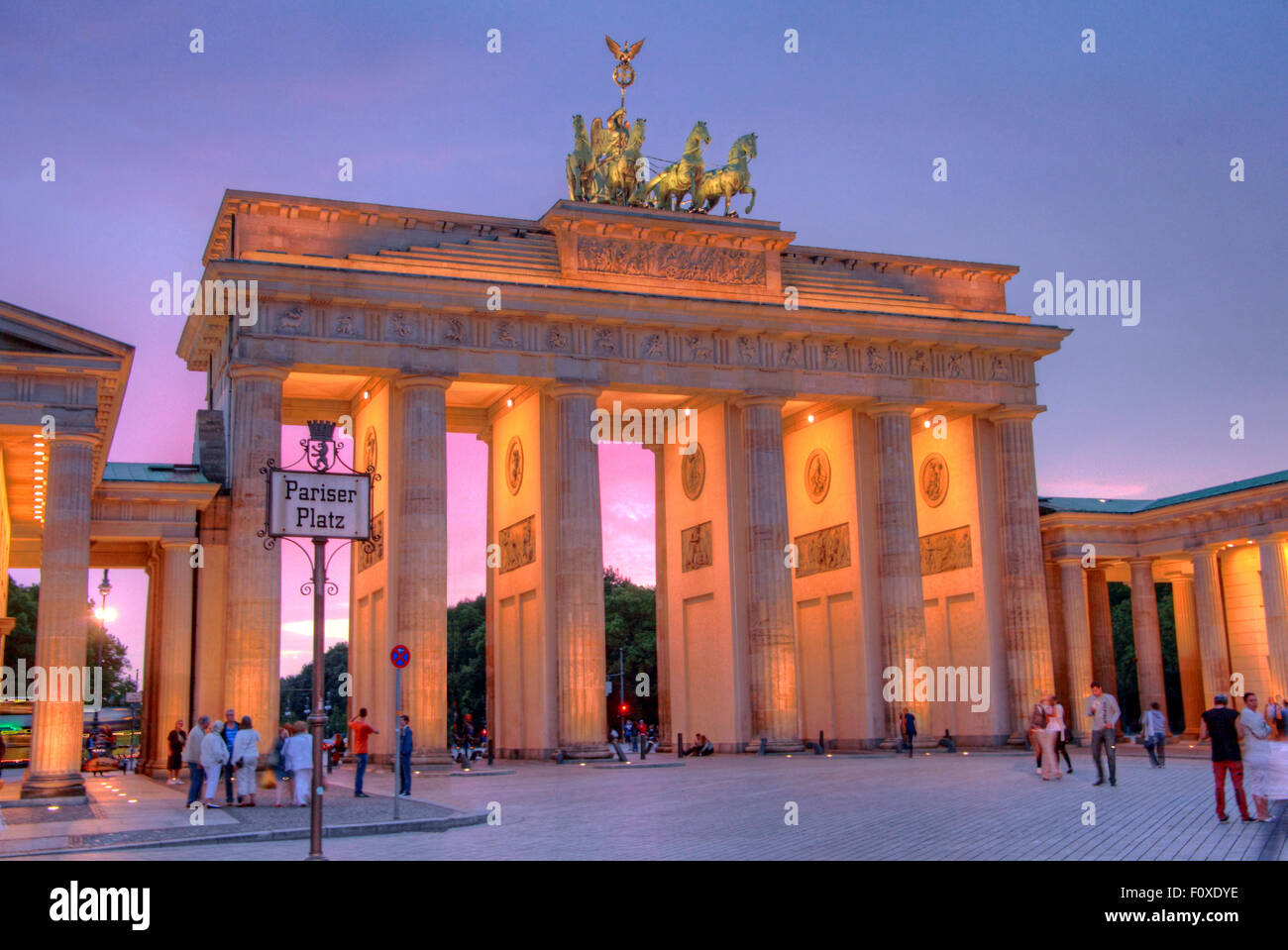 Porte de Brandebourg, en début de soirée twilight,quartier Mitte Tiergarten, Berlin, Germany, Europe Banque D'Images