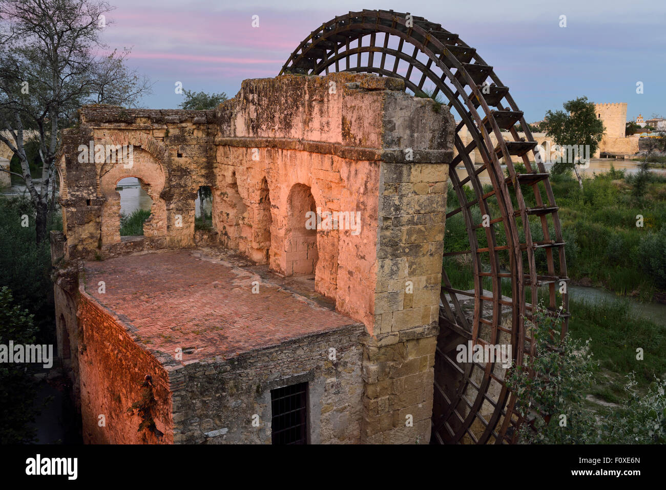 Casa da roxa waterwheel sur la rivière Guadalquivir, au coucher du soleil avec pont romain et la tour de Calahorra cordoue espagne Banque D'Images