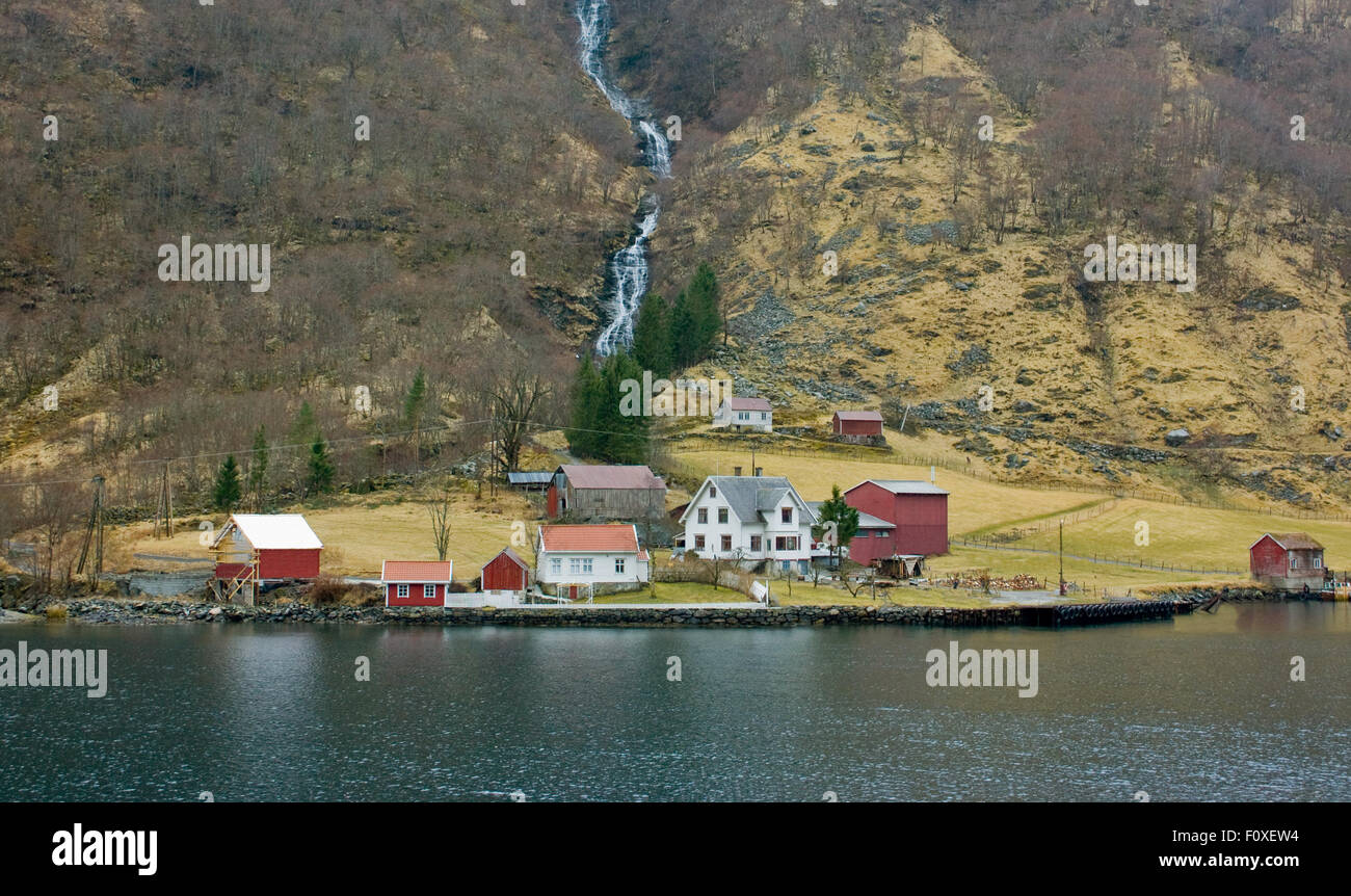 Village de la Norvège avec chute d'eau dans les fjords, de Scandinavie. Banque D'Images