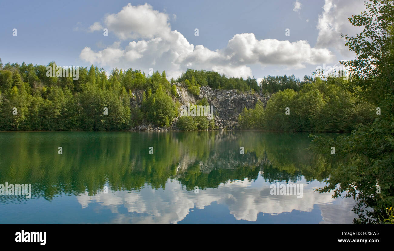 Lac avec l'abrupte en banque, la Carélie, Russie Banque D'Images