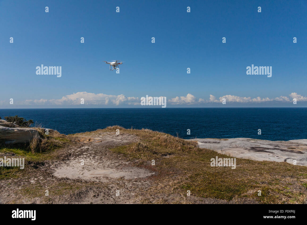 Caméra drone dans le ciel au-dessus de l'océan et les falaises Banque D'Images