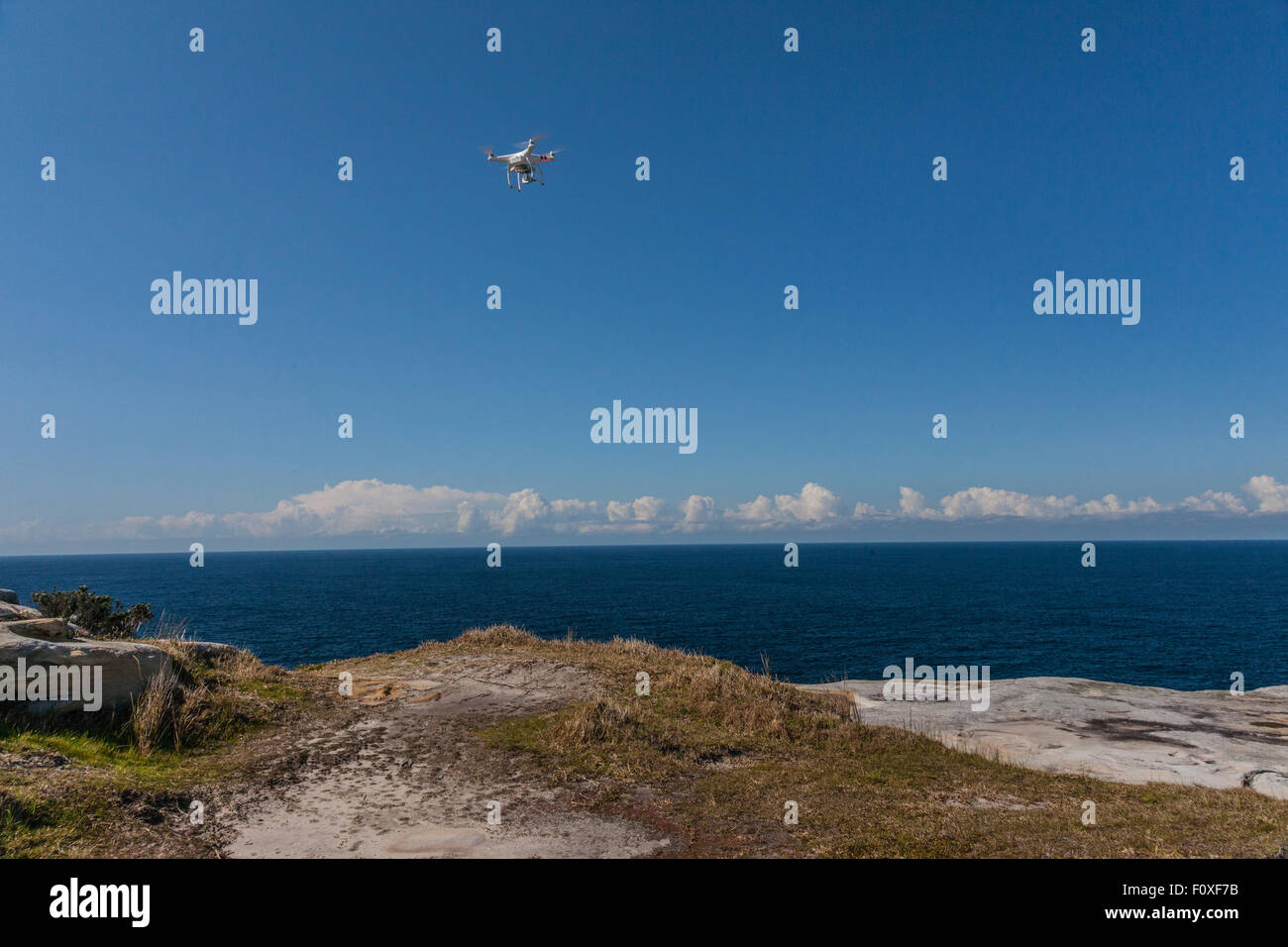 Caméra drone dans le ciel au-dessus de l'océan et les falaises Banque D'Images