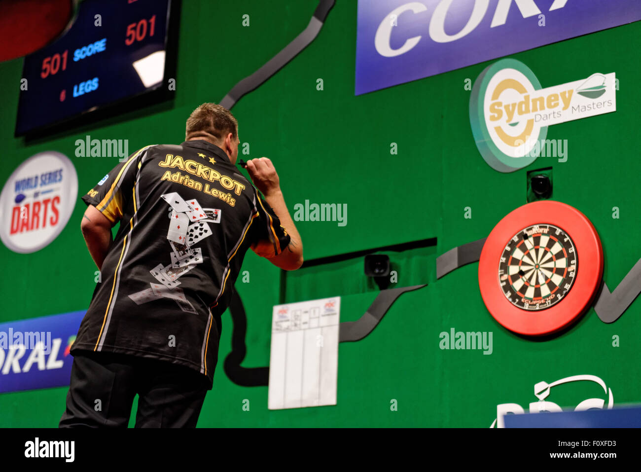 Sydney, Australie - Août 22, 2015 : Phil Taylor et Adrian Lewis dans l'action pour les récifs de Sydney Fléchettes Maîtrise en MediaServicesAP Crédit : Sydney/Alamy Live News Banque D'Images