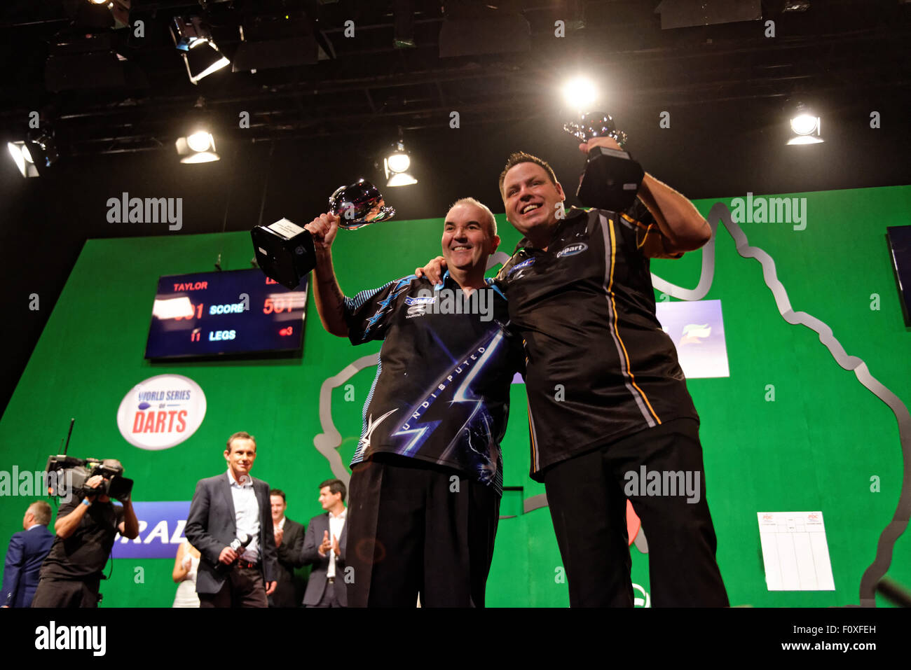 Sydney, Australie - Août 22, 2015 : Phil Taylor et Adrian Lewis dans l'action pour les récifs de Sydney Fléchettes Maîtrise en MediaServicesAP Crédit : Sydney/Alamy Live News Banque D'Images