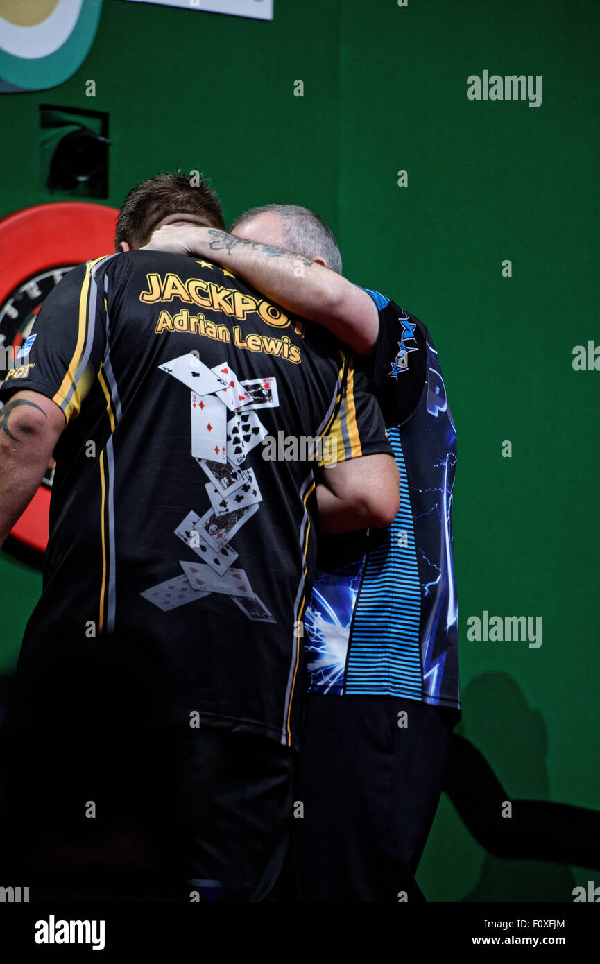 Sydney, Australie - Août 22, 2015 : Phil Taylor et Adrian Lewis dans l'action pour les récifs de Sydney Fléchettes Maîtrise en MediaServicesAP Crédit : Sydney/Alamy Live News Banque D'Images