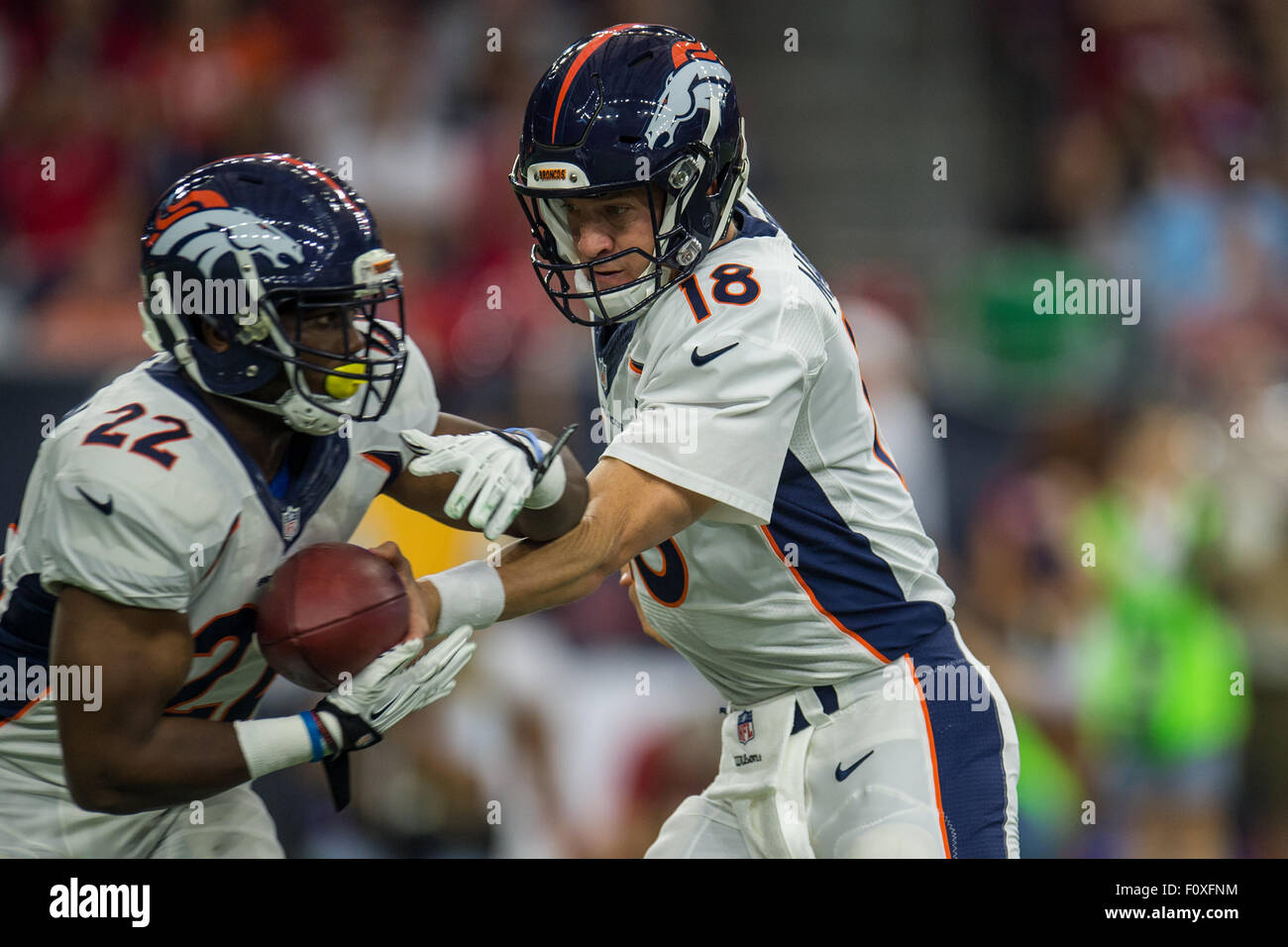 Houston, Texas, USA. Août 22, 2015. Denver Broncos quarterback Peyton Manning (18) les mains hors de running back Denver Broncos C.J. Anderson (22) au cours de la première moitié d'un match présaison NFL entre les Houston Texans et les Denver Broncos à NRG Stadium à Houston, TX le 22 août 2015. Credit : Trask Smith/ZUMA/Alamy Fil Live News Banque D'Images