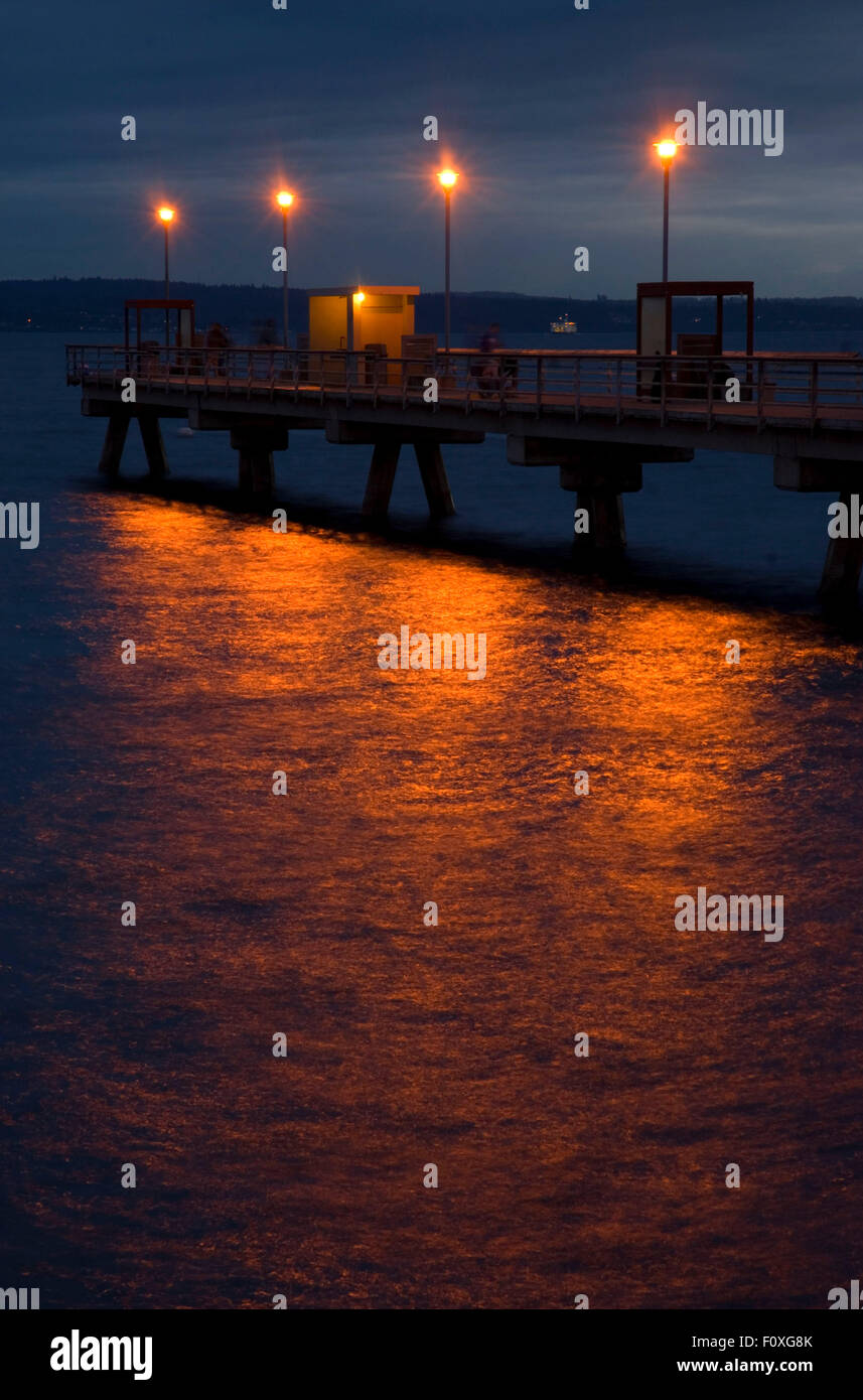 Pier au crépuscule, jetée de pêche d'Edmonds, Edmonds, Washington Banque D'Images