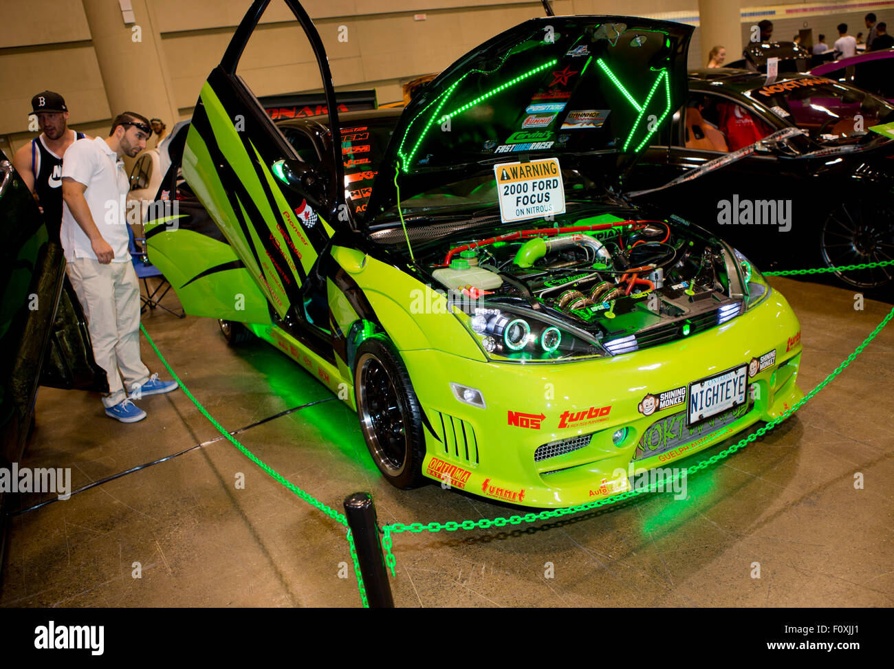 Toronto, Canada. Août 22, 2015. Les visiteurs à l'écoute véhicules durant l'Importfest 2015 au Metro Toronto Convention Centre, à Toronto, Canada, le 22 août 2015. L'événement d'une journée annuelle prévue des centaines d'écoute la plus chaude de l'ensemble du Canada et des États-Unis pour les fans, le samedi. Credit : Zou Zheng/Xinhua/Alamy Live News Banque D'Images