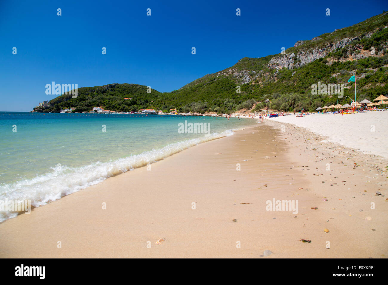 Plage de Portinho da Arrábida dans le Parque Natural da Arrábida, Péninsule de Setúbal, Portugal Banque D'Images