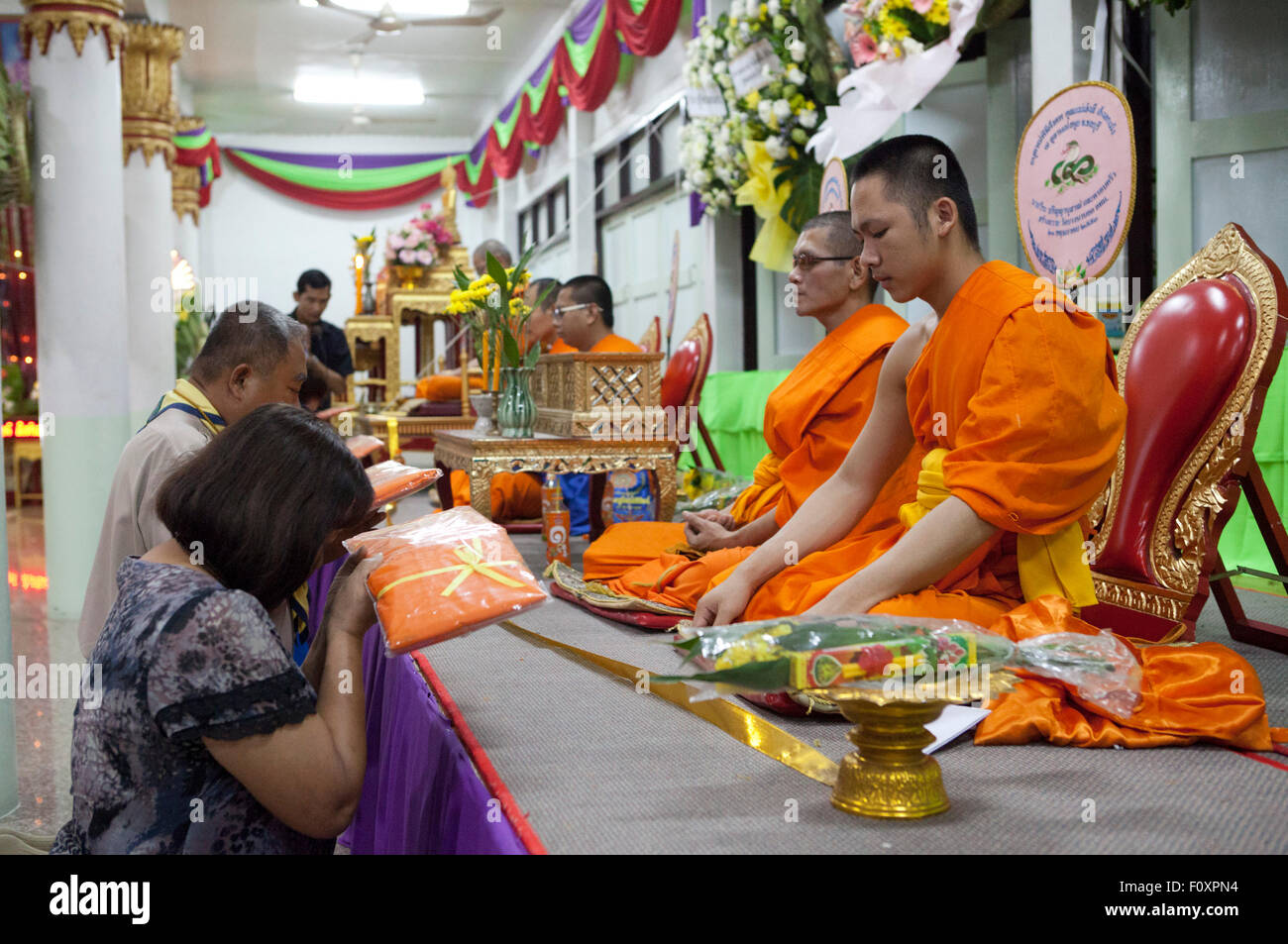 Cadeaux pour les personnes présentes pendant les moines services funéraires pour Yutnarong Singro au Wat Bangna Nok à Bangkok. Trois jours après l'explosion d'une bombe tuant près du sanctuaire d'Erawan en Central Chidlom district. Au moins 20 personnes sont mortes et 125 ont été blessés dans l'attaque. Banque D'Images