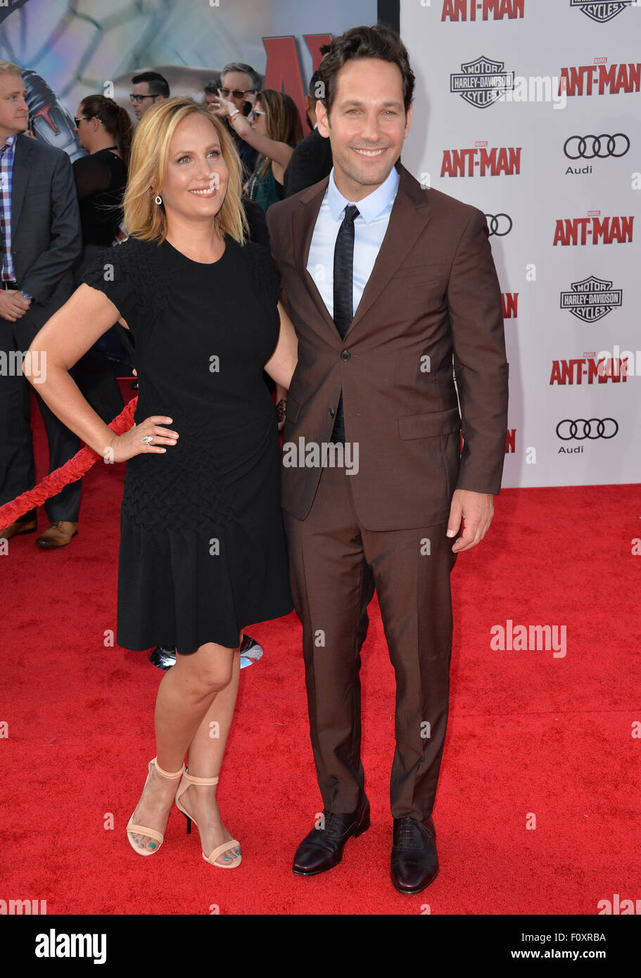 LOS ANGELES, CA - le 29 juin 2015 : l'acteur Paul Rudd et épouse Julie Yaeger lors de la première mondiale de son film 'Ant-Man' au Kodak Theater, Hollywood. Banque D'Images