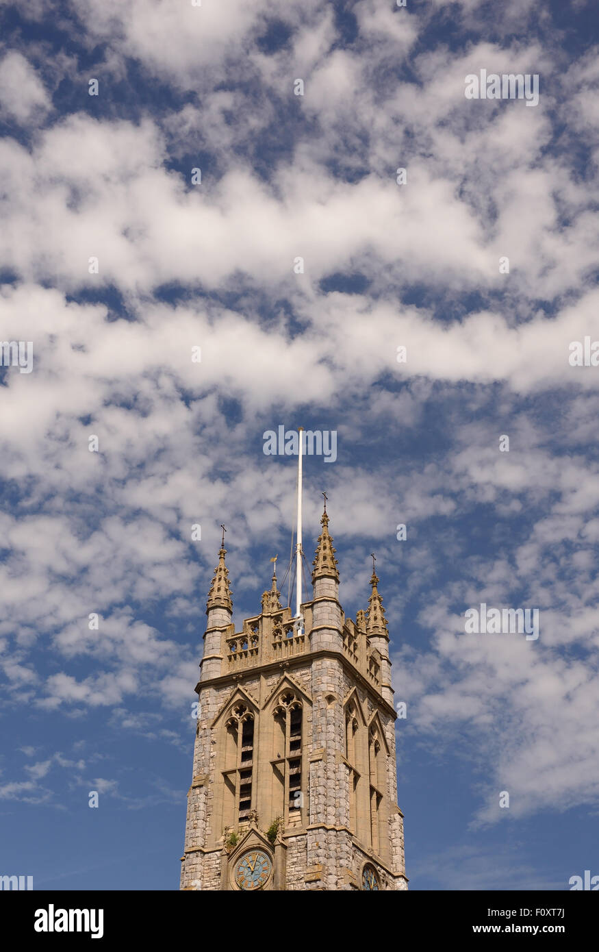 La formation de nuages sur le clocher de l'église de Saint Michel Archange. Banque D'Images
