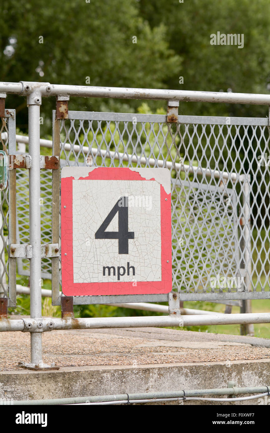 4 mph vitesse maximale au signe de blocage du canal Banque D'Images