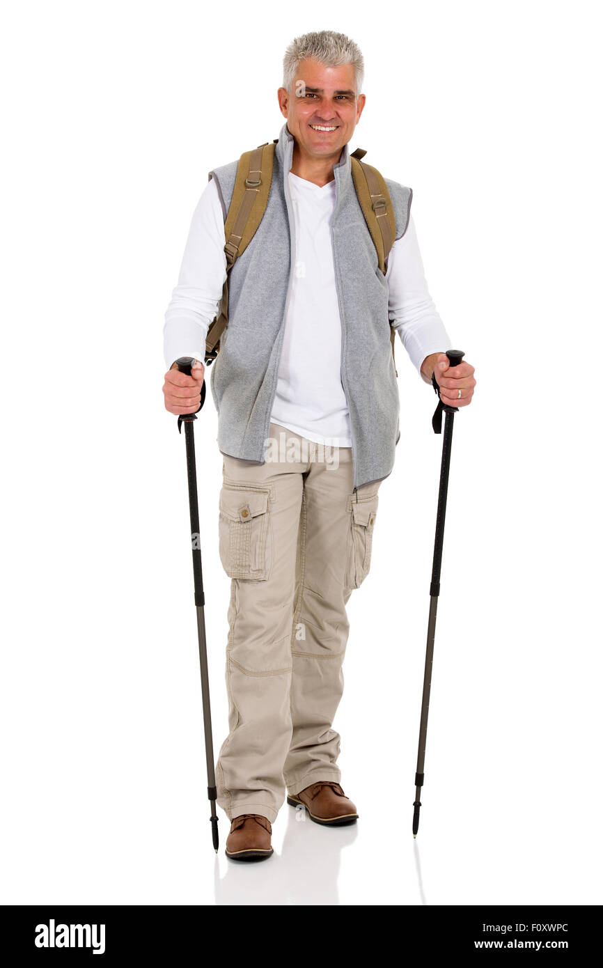 Happy senior man avec sac à dos et des bâtons de marche Banque D'Images