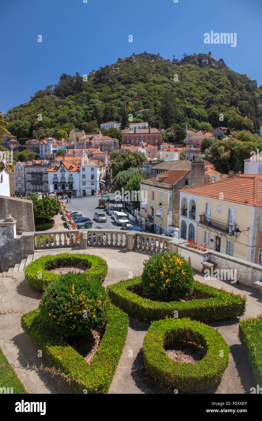 Jardins du Palais de Sintra et vieille ville historique avec son château mauresque sur la colline derrière, Portugal Banque D'Images