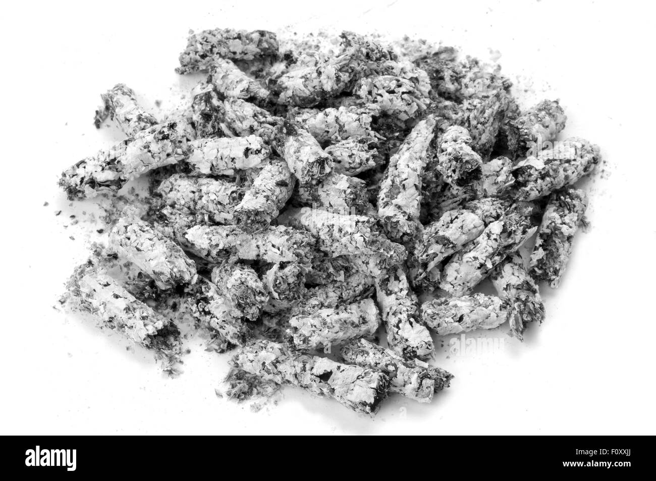 Cendres de cigarette sur fond blanc avec ombre Banque D'Images