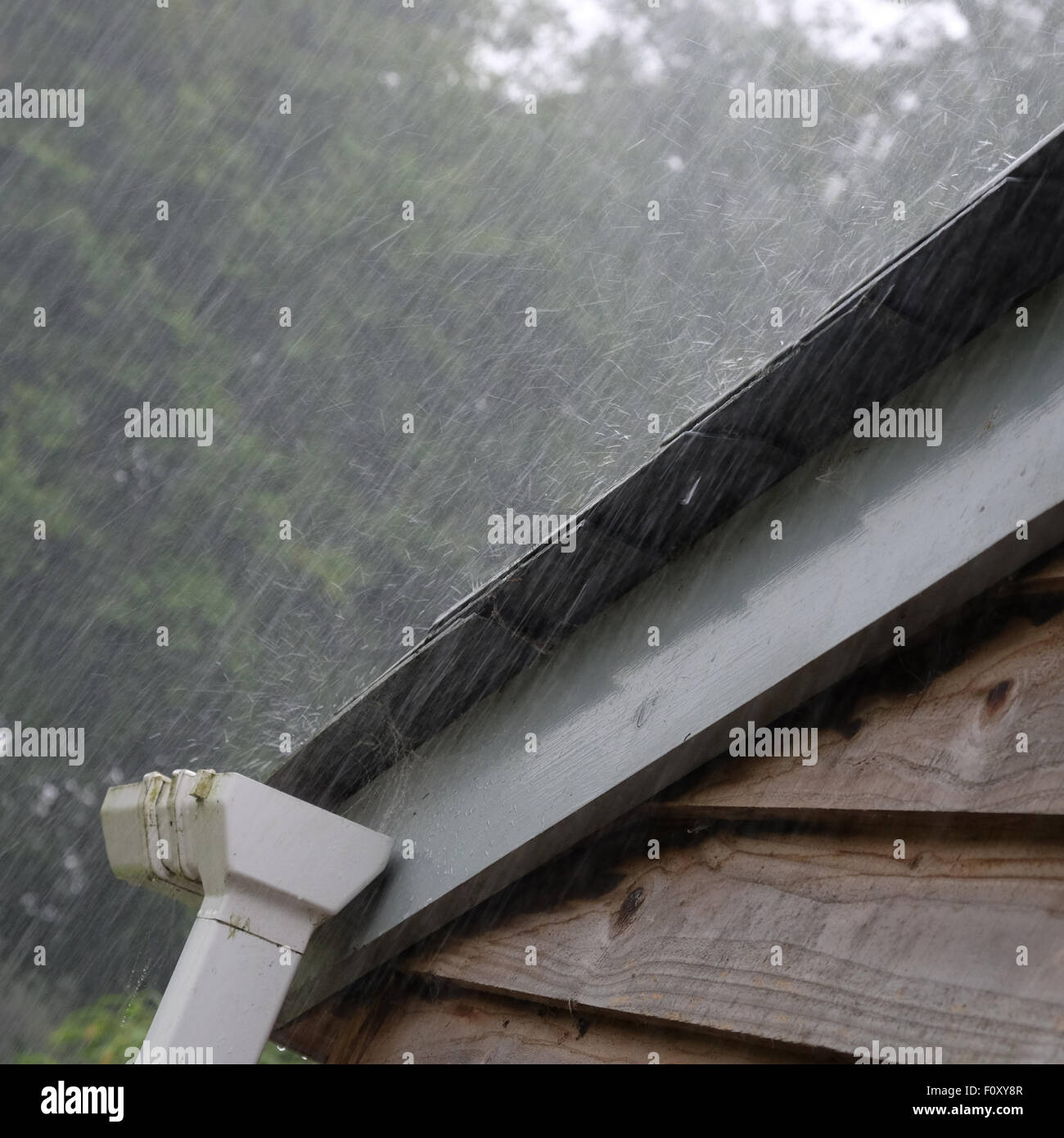 Météo France dimanche 23 août 2015 - De fortes pluies torrentielles d'été en milieu de matinée à 10h30 due les gouttières et les tuyaux de trop-plein. Banque D'Images