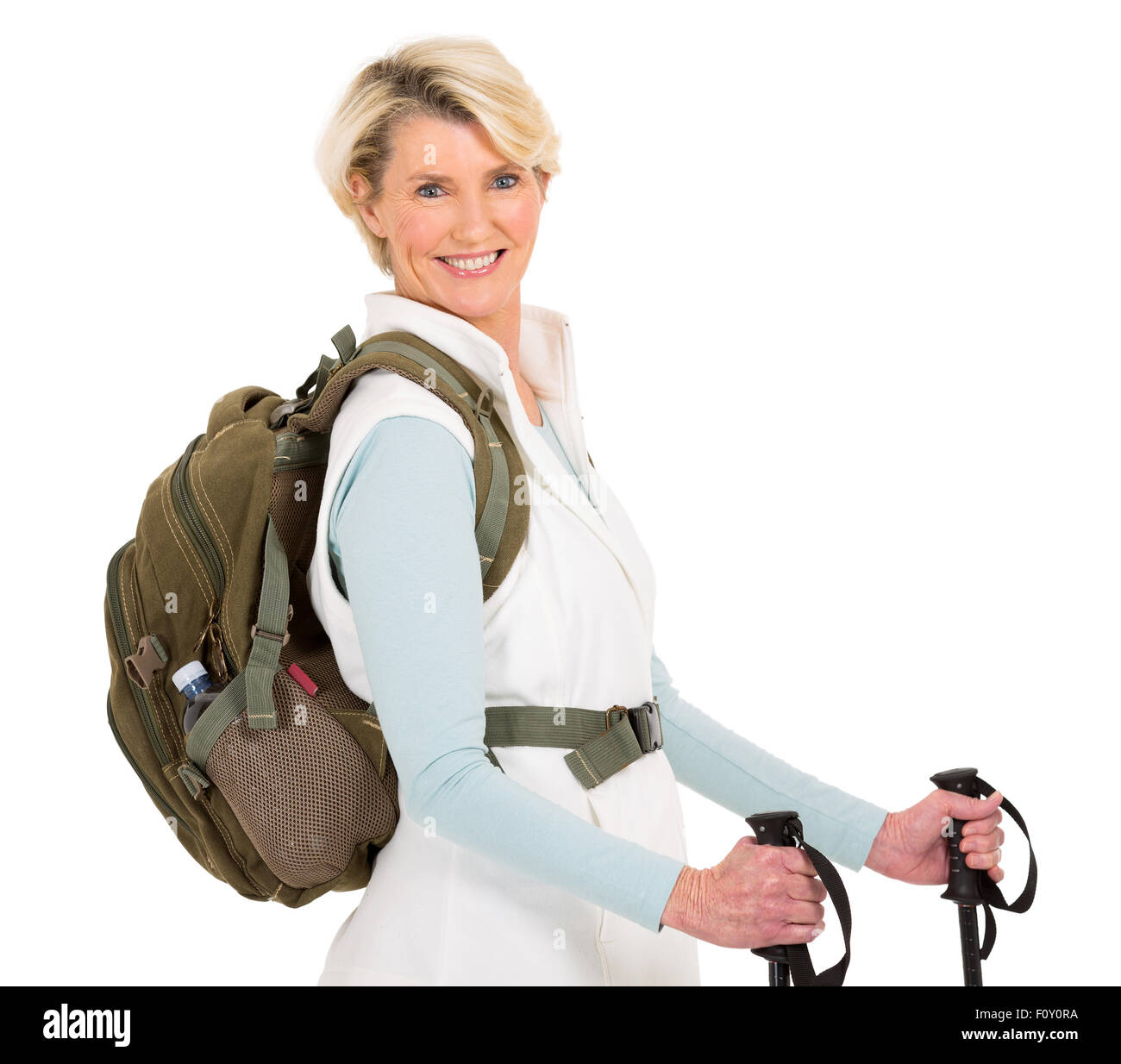 Cheerful senior Femme avec sac à dos et des bâtons de marche Banque D'Images