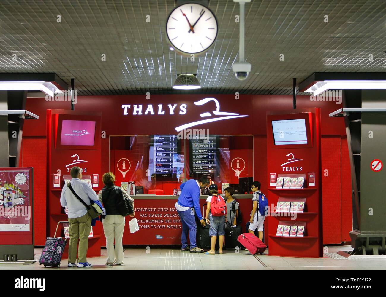 Bruxelles. Août 23, 2015. Les passagers sont accueillis à un bureau  d'informations du service de train Thalys à la gare Bruxelles Midi dans la  capitale de la Belgique le 23 août 2015.