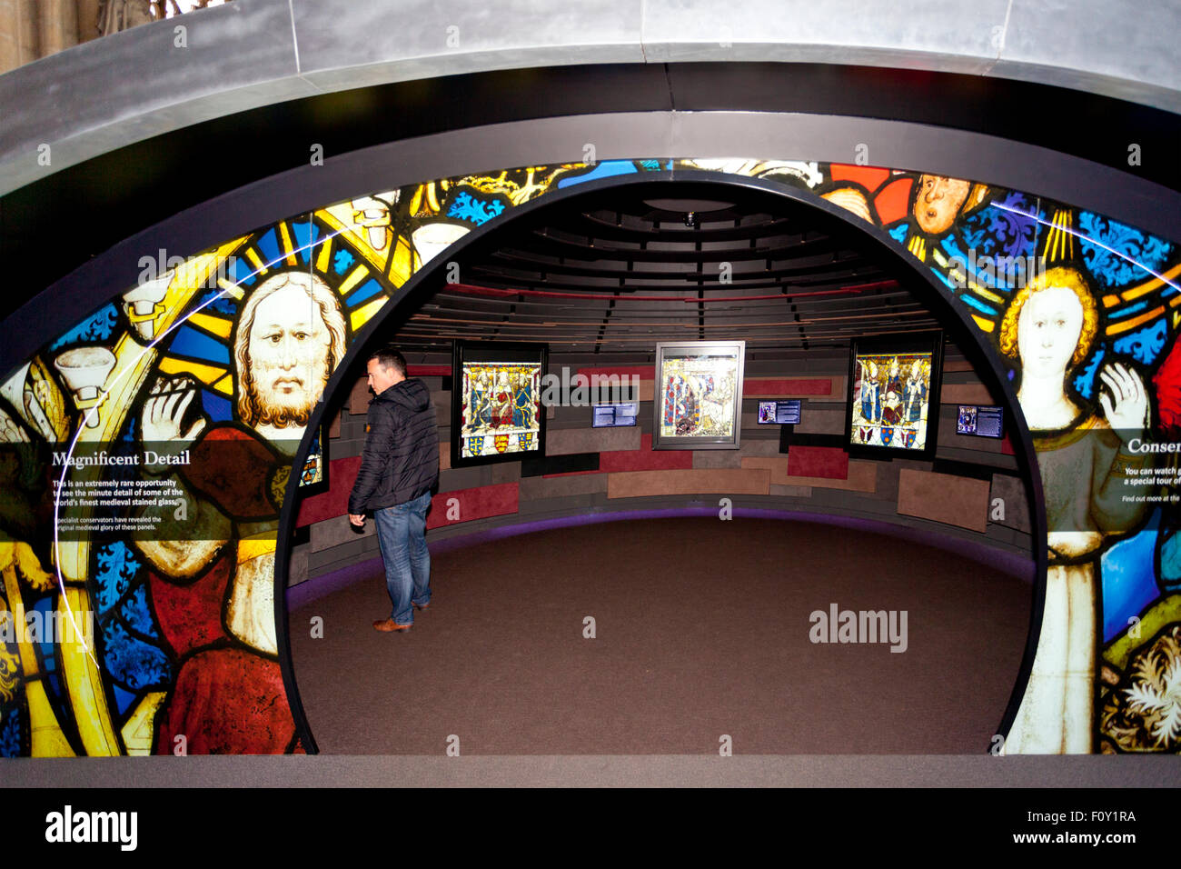 Exemples de vitraux de la fenêtre est exposée dans l'orbe dans la cathédrale de York, North Yorkshire, England, UK Banque D'Images