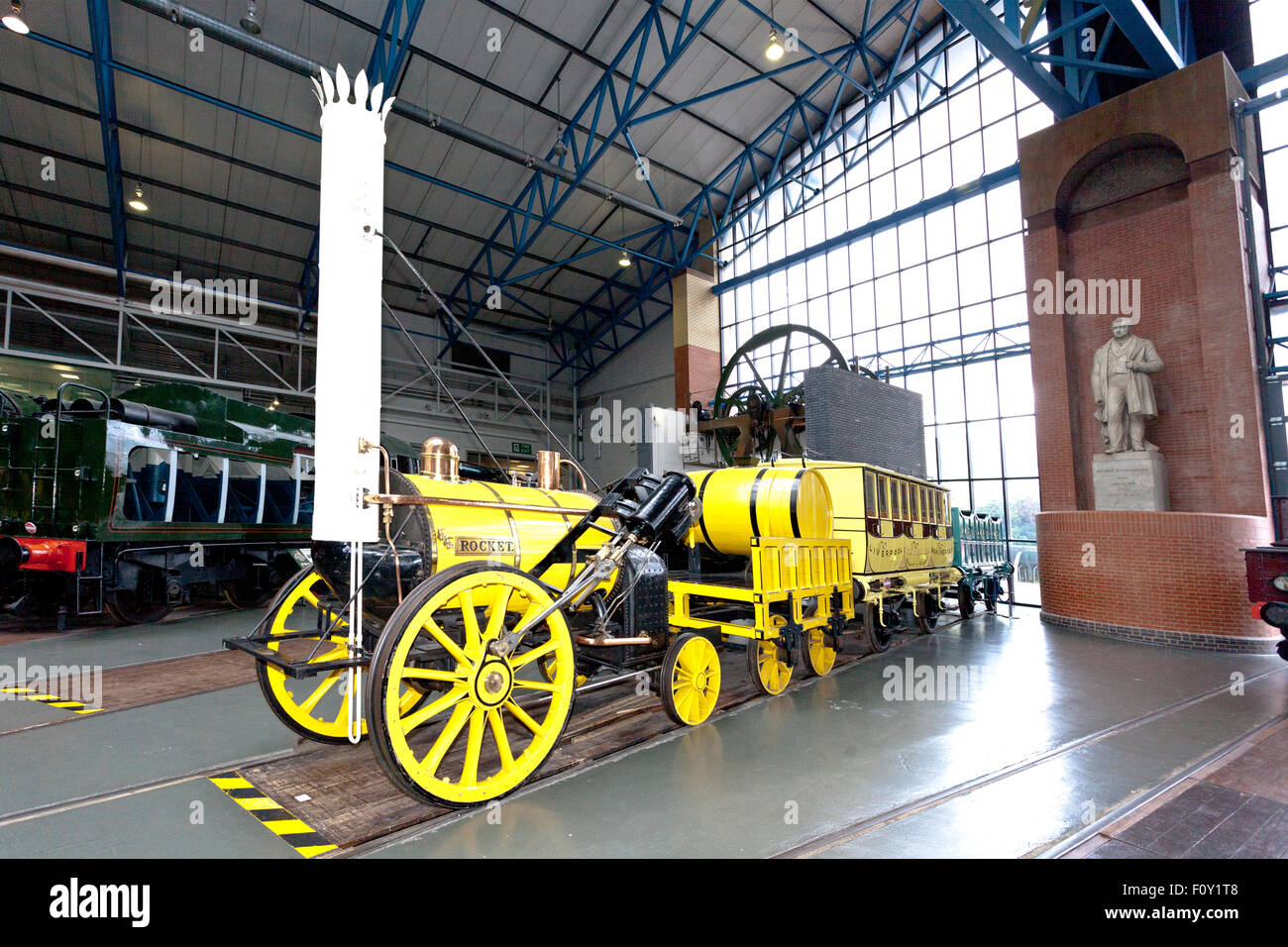 Une réplique de George Stephenson's 'Rocket' dans le hall principal du National Railway Museum, York, England, UK Banque D'Images