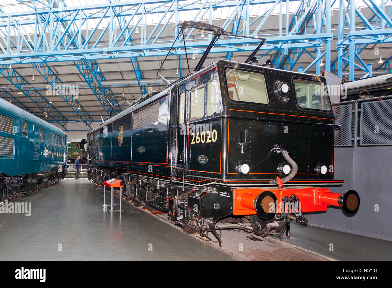 Ex-BR 26020 loco électrique (1951) dans le hall principal du National Railway Museum, York, England, UK Banque D'Images