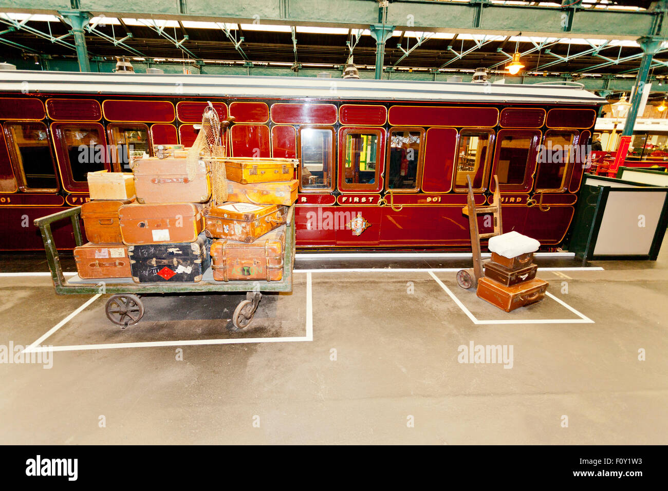 Un ex-Midland Railway Carriage et cuir bagages dans le National Railway Museum, York, England, UK Banque D'Images