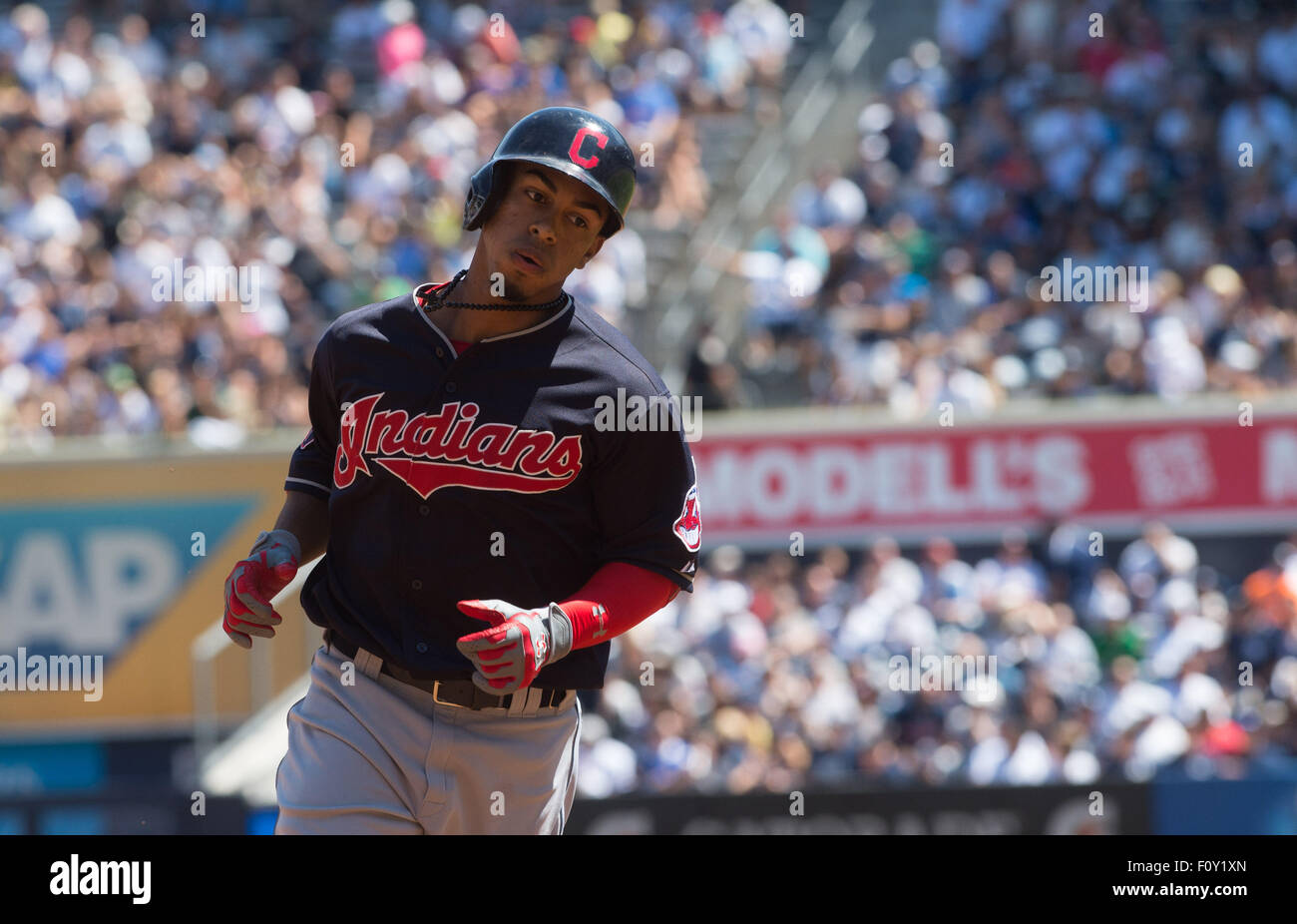 New York, New York, USA. Août 22, 2015. Indiens' FRANCISCO LINDOR les bases rondes après avoir frappé un coup de circuit en solo dans la 1ère manche, NY Yankees contre les Indians de Cleveland, Yankee Stadium, samedi 22 août 2015. Credit : Bryan Smith/ZUMA/Alamy Fil Live News Banque D'Images