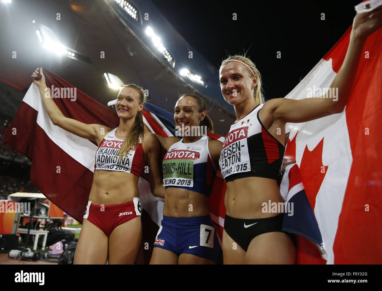 Beijing, Chine. Août 23, 2015. Le médaillé d'or Jessica Ennis-Hill (C), médaillé d'argent du Canada Brianne Theisen Eaton (R) et de la Lettonie Laura Ikauniece-Admidina célébrer après l'heptathlon femmes événement au Championnats du monde d'athlétisme de l'IAAF de 2015 à Beijing, capitale de Chine, le 23 août 2015. Jessica Ennis-Hill réclamé le titre de l'événement avec 6669 points. Source : Xinhua/Alamy Live News Banque D'Images