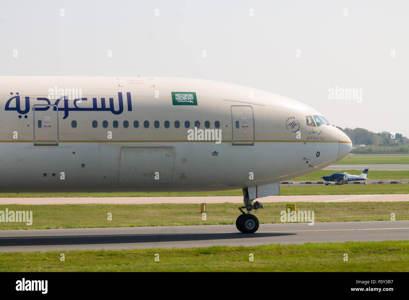 Saudi Arabian Airlines Boeing 777, la circulation au sol en face de l'Aéroport International de Manchester. Banque D'Images