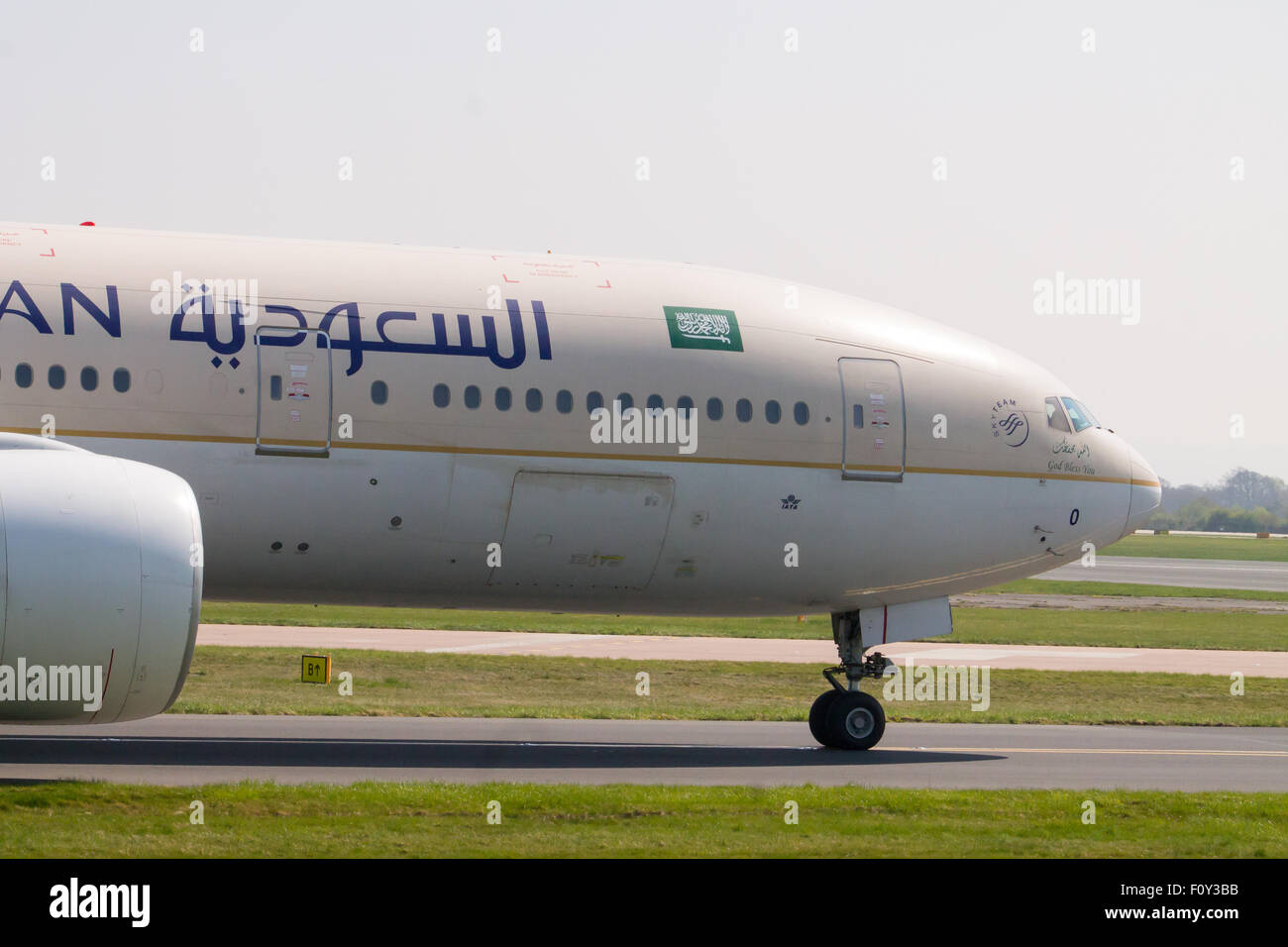 Saudi Arabian Airlines Boeing 777, la circulation au sol en face de l'Aéroport International de Manchester. Banque D'Images