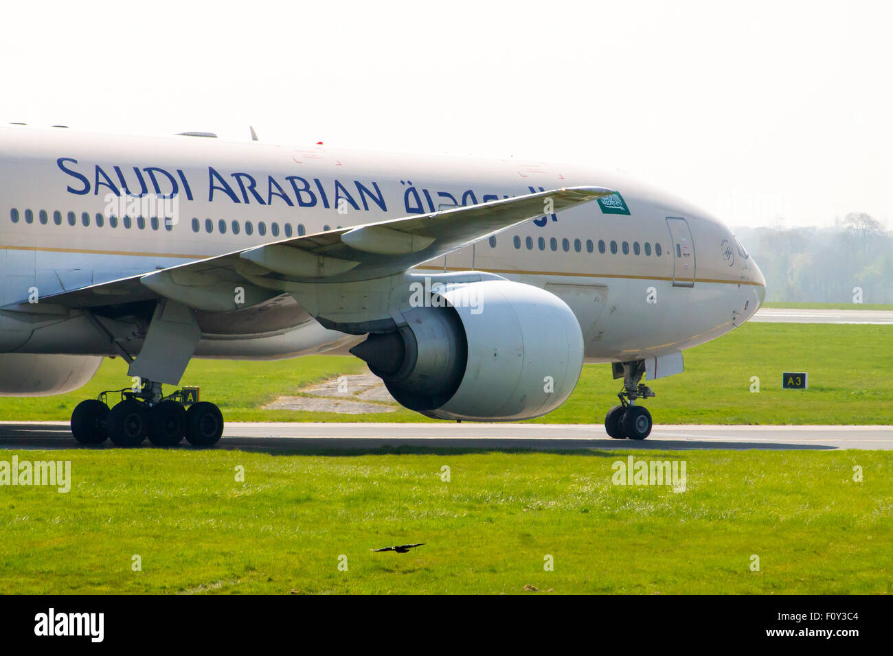 Saudi Arabian Airlines Boeing 777, la circulation au sol en face de l'Aéroport International de Manchester. Banque D'Images