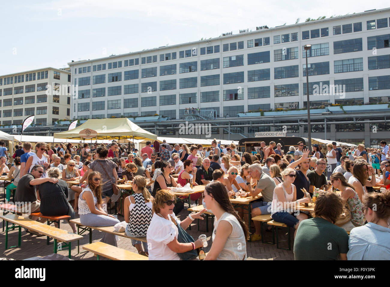 Les visiteurs de la "sentir bon marché" à l'ancien territoire Philips 'Strijp-S' qui a été transformé en un lieu de rencontre culturel Banque D'Images