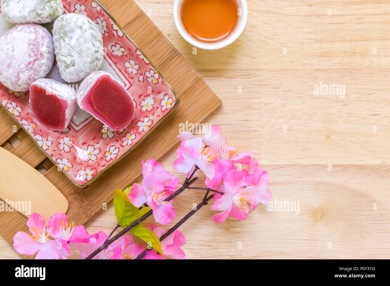 Daifuku japonais traditionnel dessert mangé avec plateau arrière-plan. Banque D'Images