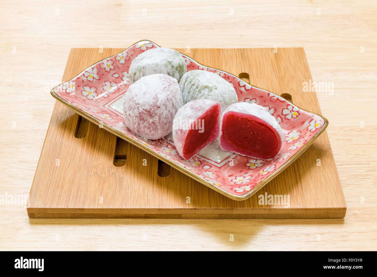 Daifuku japonais traditionnel dessert mangé avec plateau arrière-plan. Banque D'Images