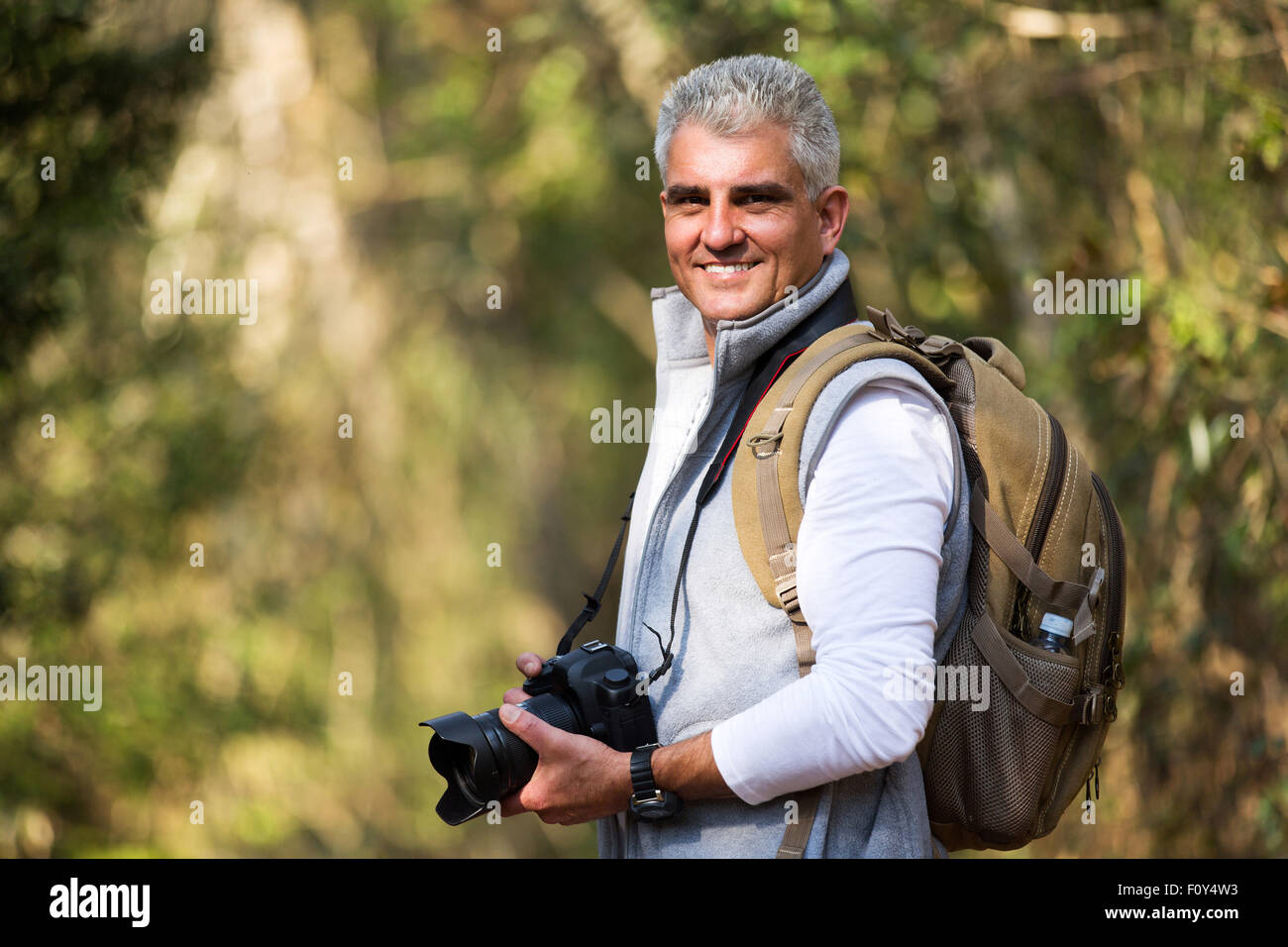 Bon à l'homme d'âge moyen de prendre des photos dans la nature Banque D'Images Bon à l'homme d'âge moyen de prendre des photos dans la nature Banque D'Images