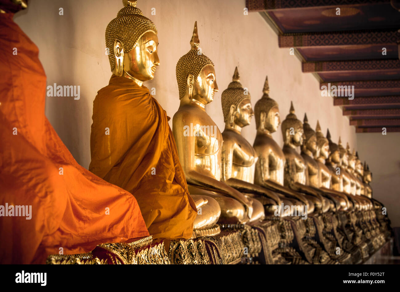 La méditation. Statues de Bouddha dans une rangée à Wat Arun temple à Bangkok, Thaïlande. Banque D'Images