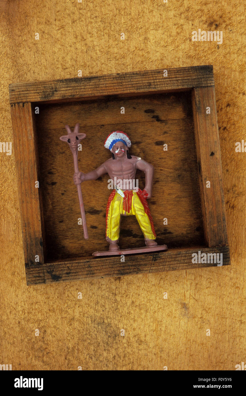 Modèle en plastique de Native American Indian Totem tenant debout avec position agressive en plateau en bois Banque D'Images Modèle en plastique de Native American Indian Totem tenant debout avec position agressive en plateau en bois Banque D'Images