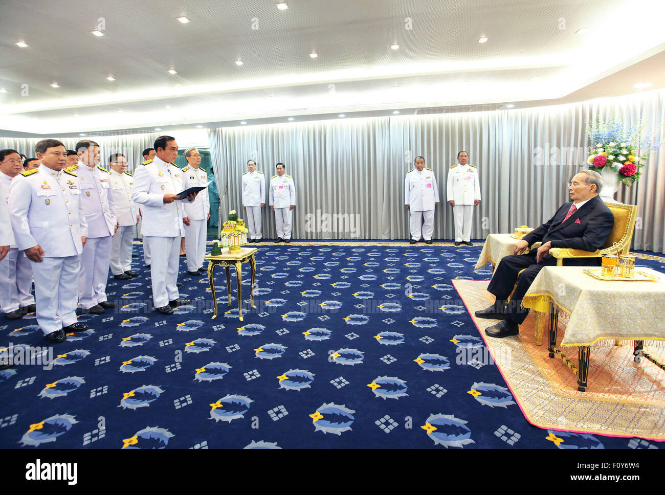 Bangkok, Thaïlande. Août 23, 2015. Le roi Bhumibol Adulyadej thaïlandais (1e R) accorde une audience royale au Premier Ministre thaïlandais Prayuth Chan-ocha (7e R) et ses nouveaux membres du cabinet à l'hôpital Siriraj de Bangkok, capitale de la Thaïlande, le 23 août 2015. Credit : Thai Image/Xinhua/Alamy Live News Banque D'Images