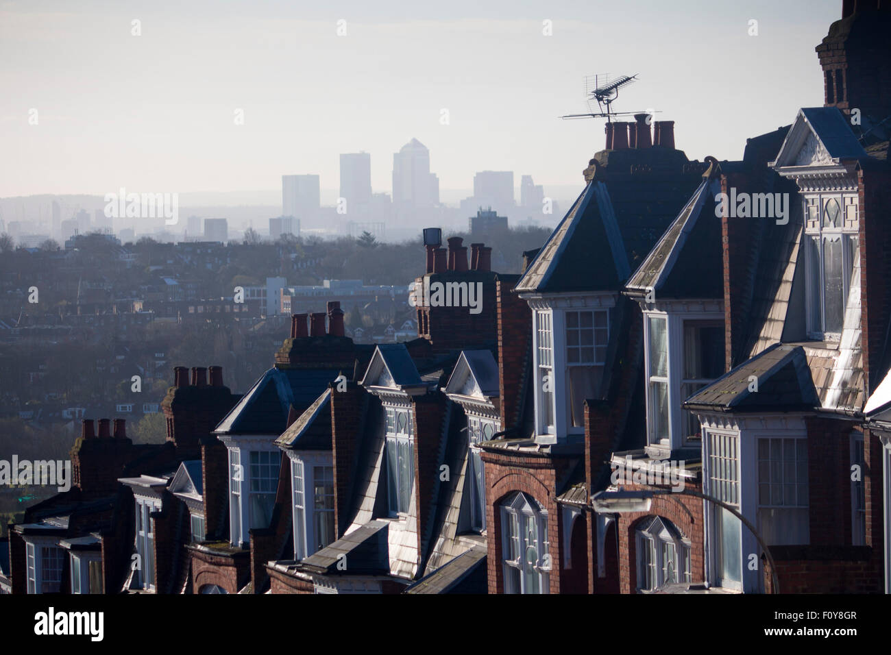 Maisons Muswell Hill avec vue sur les toits de quartier financier de Canary Wharf London England UK Banque D'Images