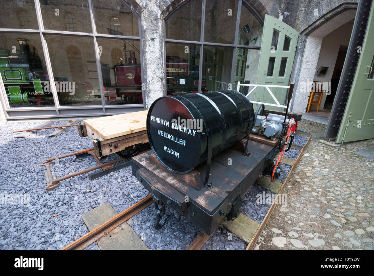 Un chariot mobile de chemin de fer utilisé pour détruire les mauvaises herbes pour empêcher les incendies le long des lignes de chemin de fer. Exposé au musée ferroviaire du château de Penrhyn, au pays de Galles, au Royaume-Uni Banque D'Images